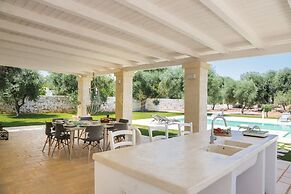 TD Villa Ricchiari Traditional Villa with Designer Pool