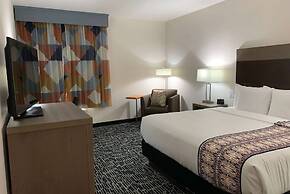 La Quinta Inn & Suites by Wyndham-Red Oak TX IH-35E