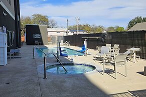 La Quinta Inn & Suites by Wyndham-Red Oak TX IH-35E