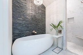 Villa Lago 1945 - 4BR 4b.5a -