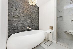 Villa Lago 1945 - 4BR 4b.5a -