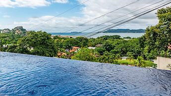 2BD Condo With Pool and Scenic Ocean View in Flamingo