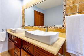 2BD Condo With Pool and Scenic Ocean View in Flamingo