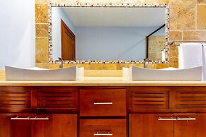 2BD Condo With Pool and Scenic Ocean View in Flamingo