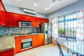 2BD Condo With Pool and Scenic Ocean View in Flamingo