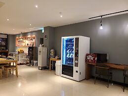 Nice Cat Hotel & Guest House