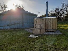 Beautiful Rural Yurt With Wood Fired hot tub