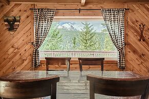 Gasthaus Breck 6 Bedroom Home by RedAwning