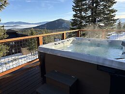 Tahoe Donner Pinnacle Loop Mountain 5 Bedroom Home by RedAwning