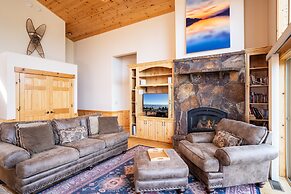 Tahoe Donner Pinnacle Loop Mountain 5 Bedroom Home by RedAwning