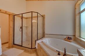 Tahoe Donner Pinnacle Loop Mountain 5 Bedroom Home by RedAwning