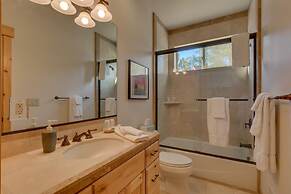 Tahoe Donner Pinnacle Loop Mountain 5 Bedroom Home by RedAwning