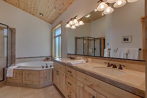 Tahoe Donner Pinnacle Loop Mountain 5 Bedroom Home by RedAwning