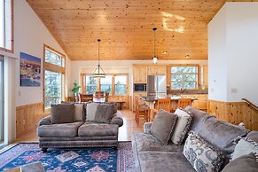 Tahoe Donner Pinnacle Loop Mountain 5 Bedroom Home by RedAwning