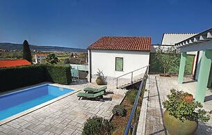 Spacious Villa with a Swimming Pool