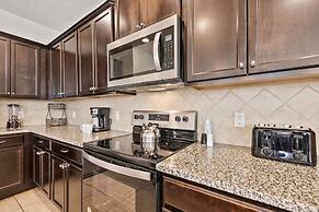 Beautiful Townhome With Splash Pool and Game Room!