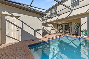 Beautiful Townhome With Splash Pool and Game Room!