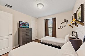 Beautiful Townhome With Splash Pool and Game Room!