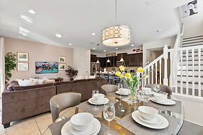 Beautiful Townhome With Splash Pool and Game Room!