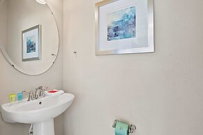 Beautiful Townhome With Splash Pool and Game Room!
