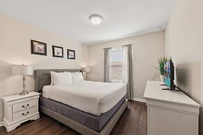 Beautiful Townhome With Splash Pool and Game Room!