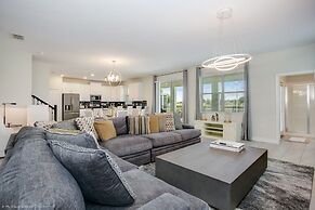 Contemporary Home w/ Private Pool& Spa!