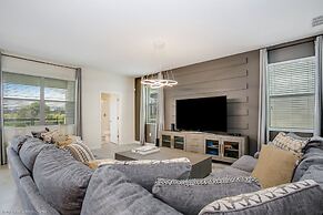 Contemporary Home w/ Private Pool& Spa!