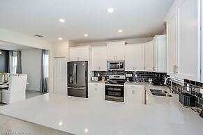 Contemporary Home w/ Private Pool& Spa!