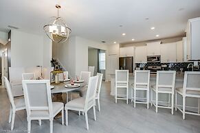 Contemporary Home w/ Private Pool& Spa!