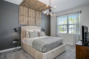 Contemporary Home w/ Private Pool& Spa!