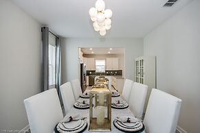 Contemporary Home w/ Private Pool& Spa!