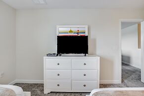 Contemporary Home w/ Private Pool& Spa!