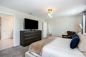 Contemporary Home w/ Private Pool& Spa!