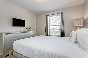 Beautiful Townhome W/private Pool 7 mi to Disney