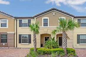 Beautiful Townhome W/private Pool 7 mi to Disney