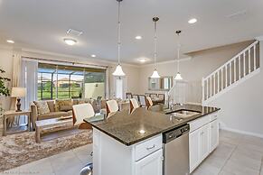 Beautiful Townhome W/private Pool 7 mi to Disney