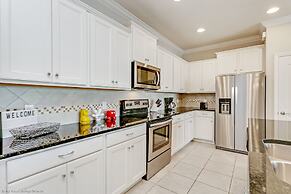 Beautiful Townhome W/private Pool 7 mi to Disney