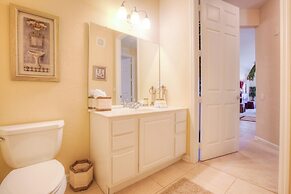 Lovely Third-floor Vista Cay Resort Condo!