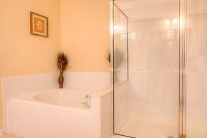 Lovely Third-floor Vista Cay Resort Condo!