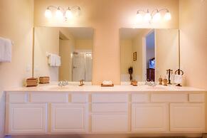 Lovely Third-floor Vista Cay Resort Condo!