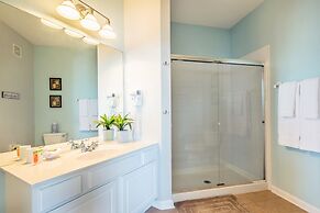 Top-floor Condo, Near Universal &convention Ctr