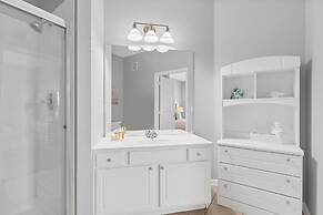 Newly Remodeled Lakeview Penthouse, Near Conv. Ctr