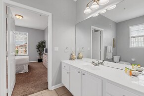 Newly Remodeled Lakeview Penthouse, Near Conv. Ctr