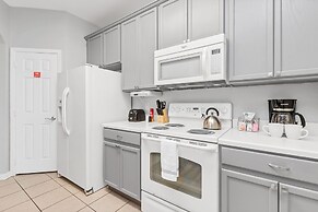 Newly Remodeled Lakeview Penthouse, Near Conv. Ctr