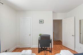 3BR Colonial House w/Parking by CozySuites