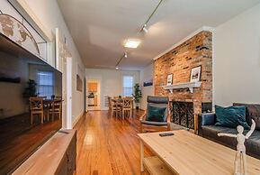 3BR Colonial House w/Parking by CozySuites
