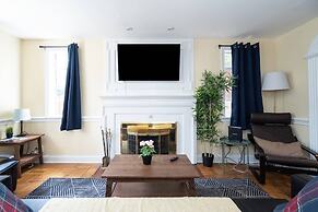 Spacious 4BR CozySuites in Old Town Alexandria