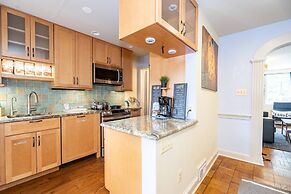 Spacious 4BR CozySuites in Old Town Alexandria