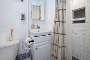 Spacious 4BR CozySuites in Old Town Alexandria