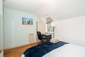 Spacious 4BR CozySuites in Old Town Alexandria